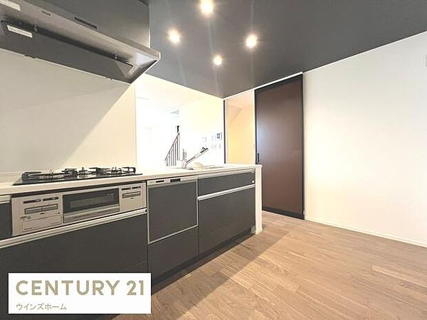 リビングにつながる、開放的で洗練されたキッチンスペース。目の前に家族の様子を感じながら料理ができる配置は、子育て中のご家庭にもぴったり。収納力も高く、使いやすさとデザイン性を兼ね備えた空間!