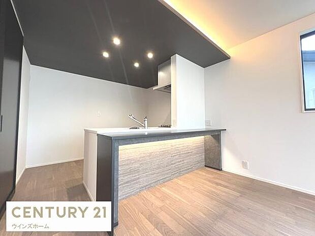 対面カウンターのシステムキッチン。三口コンロ、収納充実で配膳もしやすい、家事がはかどる設計。