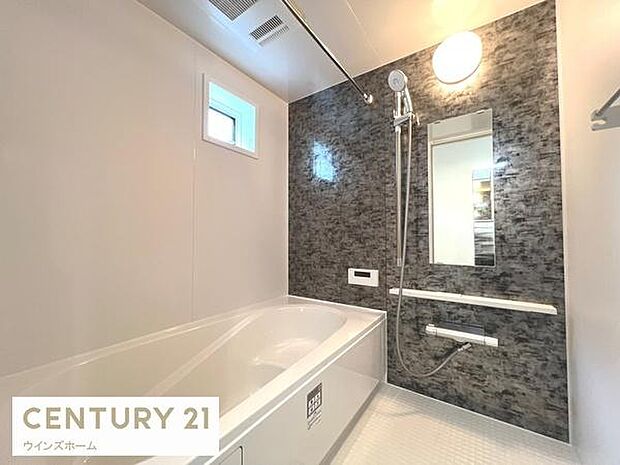 窓があり明るいお風呂スペース!心と身体をリフレッシュさせる癒しの空間でもあるバスルーム!浴室暖房乾燥機付きです。