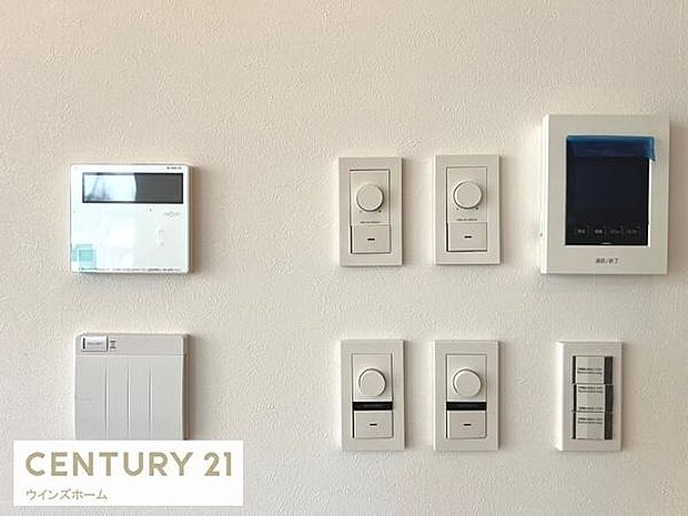 来客時に便利なTVモニター付インターホン!床暖房や給湯器のリモコンパネルも一カ所に設置してあり、あちこち動かずご利用できます。