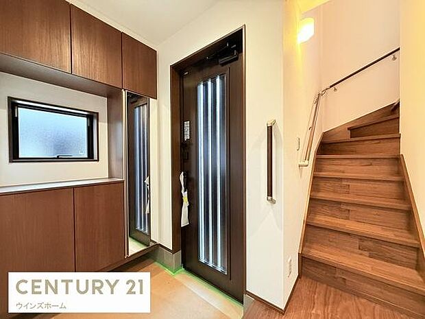 広々と落ち着いた空間を演出しご家族や来客者を気持ちよく出迎える玄関。玄関ホールにも大容量の収納をご用意！全身ミラーはお部屋の奥行をより感じさせます。