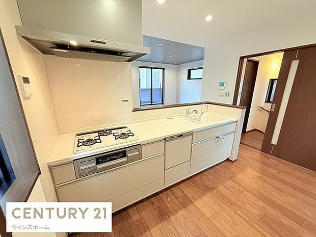 スタイリッシュなシステムキッチンは、収納力と機能性を兼ね備え、料理が楽しくなる空間。リビングとつながるレイアウトも魅力です。