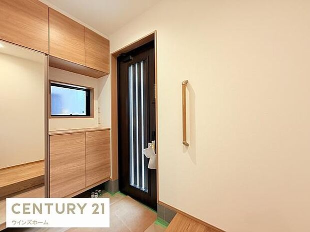 広々と落ち着いた空間を演出しご家族や来客者を気持ちよく出迎える玄関。玄関ホールにも大容量の収納をご用意！全身ミラーはお部屋の奥行をより感じさせます。