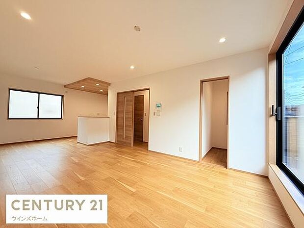 バルコニーへとつながる大きな窓から光が差し込むリビング！2階LDKは外からの視線が気になりにくいのでプライバシーも確保しやすいです。また、開放的も感じます。