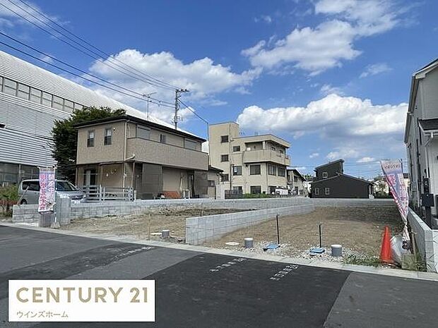 前面道路9mと広々していています!小中学校まで近く、お子様の通学も安心です。