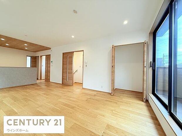 バルコニーへとつながる大きな窓から光が差し込むリビング！2階LDKは外からの視線が気になりにくいのでプライバシーも確保しやすいです。また、開放的も感じます。