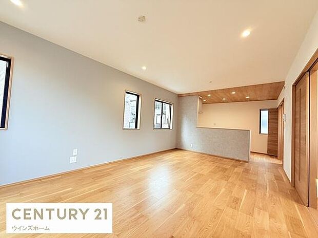 18帖の広々LDKは家族全員がゆったりとくつろげる空間です。リビングとダイニングを自由に使い分けられるため、様々なライフスタイルに対応します!