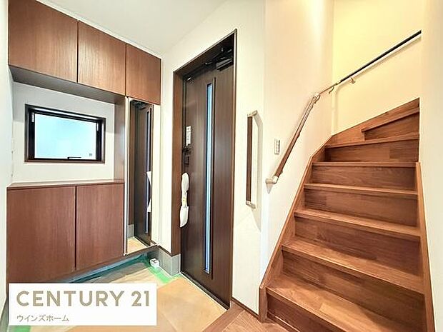 広々と落ち着いた空間を演出しご家族や来客者を気持ちよく出迎える玄関。玄関ホールにも大容量の収納をご用意！全身ミラーはお部屋の奥行をより感じさせます。