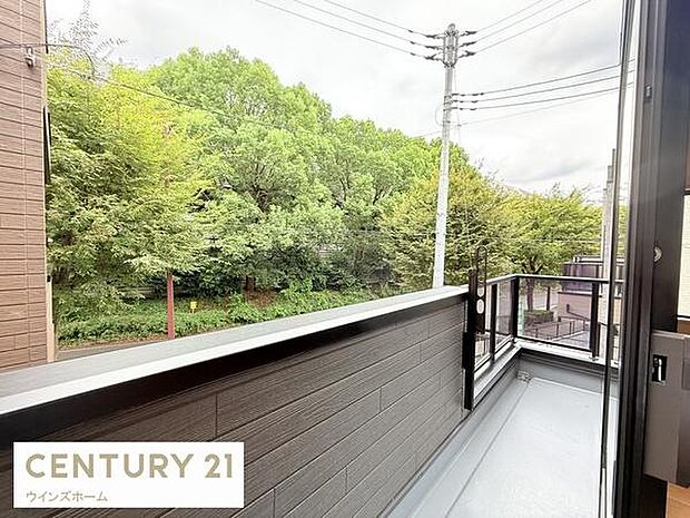 広々バルコニーは使い勝手があります！洗濯物もたくさん干せます！