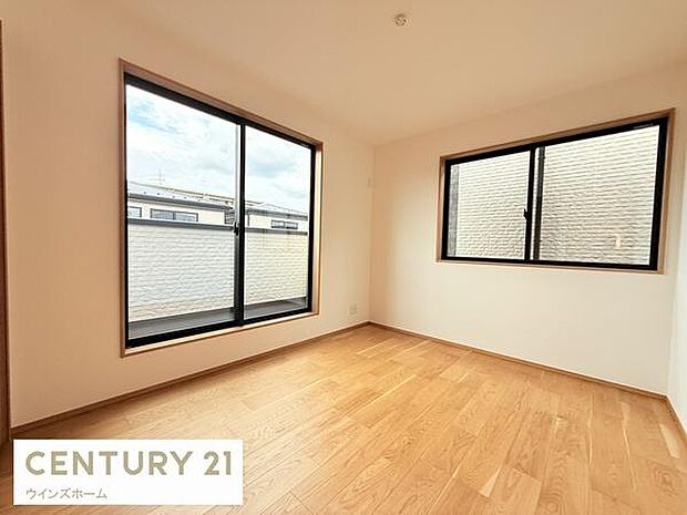 バルコニーに面した洋室7.5帖はクローゼット2カ所付き。お部屋すっきり快適な空間でくつろげます！