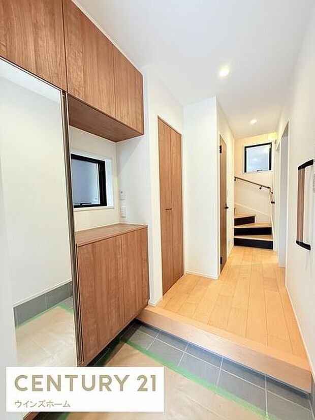 広々と落ち着いた空間を演出しご家族や来客者を気持ちよく出迎える玄関。玄関ホールにも大容量の収納をご用意！全身ミラーはお部屋の奥行をより感じさせます。