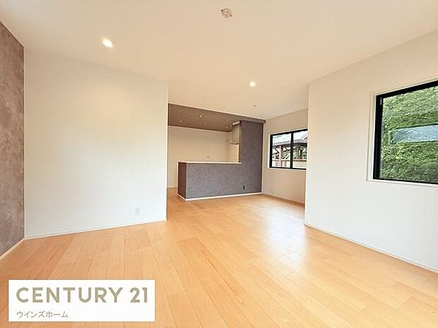 18帖超の広々LDKは家族全員がゆったりとくつろげる空間です。リビングとダイニングを自由に使い分けられるため、様々なライフスタイルに対応します!