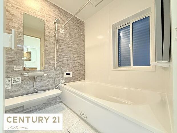 お風呂は身体を洗うためだけの場所ではなく一日の疲れを癒すくつろぎの場所です。追い炊き機能搭載で最後にお風呂に入る方にも快適なバスタイムをご提供します！