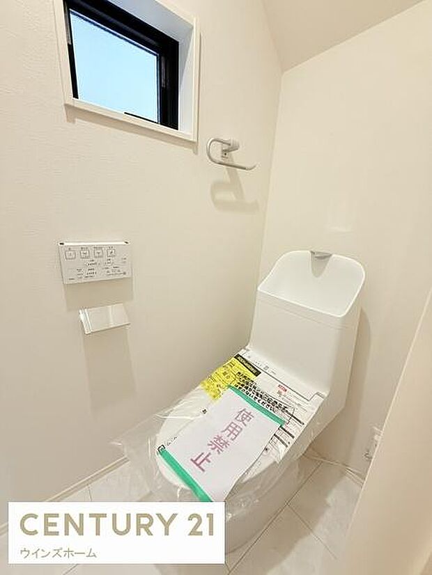 トイレは1・2階に設置され、シャワートイレが内蔵されています。窓もあるため換気も十分おこなえます！