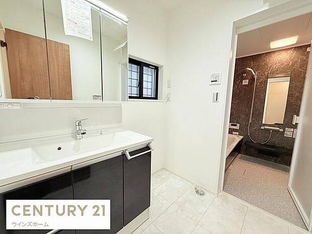 広々サイズの洗面化粧台。リネン類や化粧品など細々したものを収納できる収納棚があるので、スッキリとした洗面周りになります!