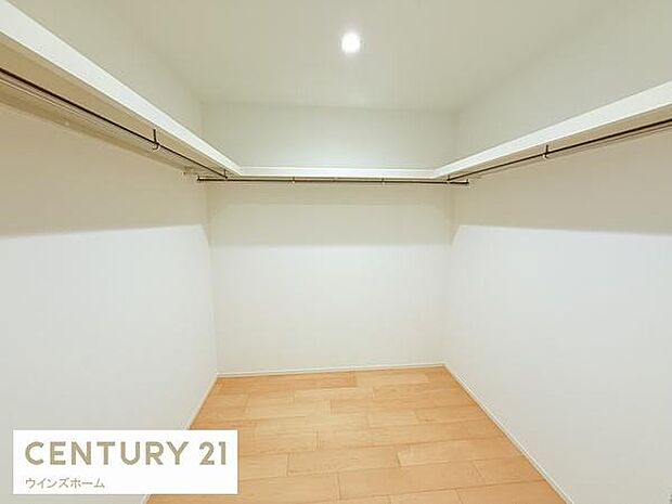 大容量のウォークインクローゼットが設置されており、収納スペース豊富です！