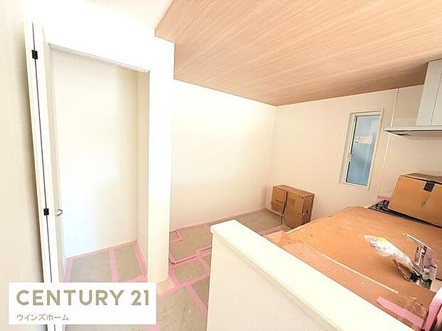 キッチンにはパントリー収納が設置されました！調理家電や食器、常温での保存が可能な食糧などの収納に役立ちます。（建築中）