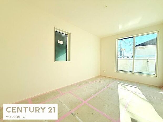 バルコニーに面した洋室は7.5帖。ウォークインクローゼット付き!お部屋すっきり快適な空間でくつろげます!(建築中)