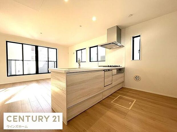 家族との会話を楽しみながらお料理できる人気の対面式。収納も豊富で、使いやすさとデザイン性を兼ね備えています。