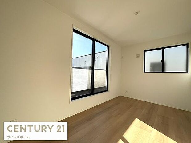 バルコニーに面した洋室は6.26帖。クローゼット＋カウンター付き！お部屋すっきり快適な空間でくつろげます！