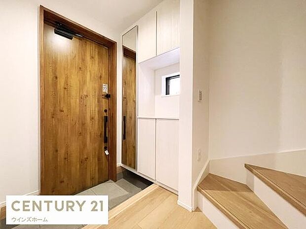 落ち着いた色調の玄関が、温かみのある迎え入れ空間を演出。上質な印象で、家族やゲストを心地よくお迎えします。