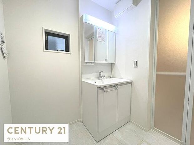 三面鏡付き洗面化粧台。合わせ鏡で後ろのスタイリングも快適。鏡の後ろは収納になっているので、細々したものを収納でき、スッキリとした洗面回りに。