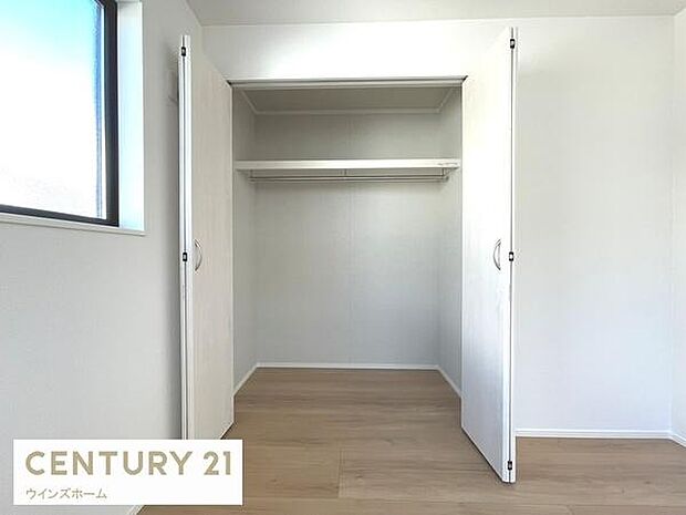 クローゼットが全室設置されており、お部屋がスッキリ片付きます。