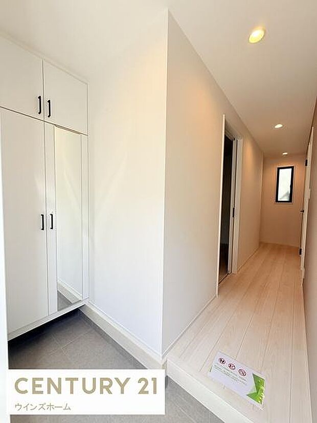 白を基調とした明るい玄関は、豊富な収納でスッキリと片付き、清潔感のある印象に。毎日の出入りが快適になる機能的な空間です。