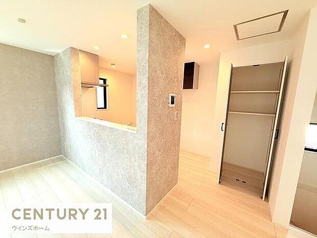 キッチンにはパントリー収納が設置されました！調理家電や食器、常温での保存が可能な食糧などの収納に役立ちます。