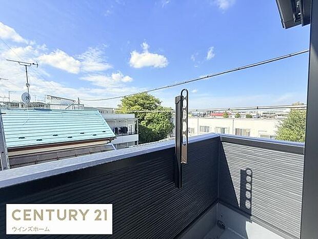 2部屋から出入り可能なワイドバルコニー！陽当たりもよく洗濯物もたくさん干せます！