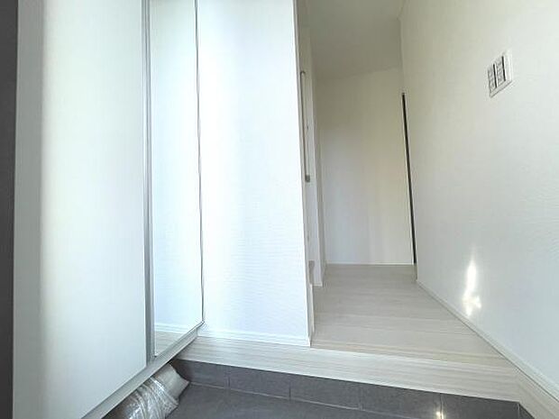 白を基調とした明るい玄関は、豊富な収納でスッキリと片付き、清潔感のある印象に。毎日の出入りが快適になる機能的な空間です。