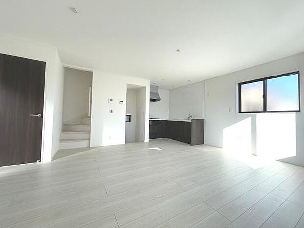 バルコニーへとつながる大きな窓から光が差し込むリビング!ダイニングとリビングを使い分けやすい間取り。風通しも良好で換気もしやすいです!