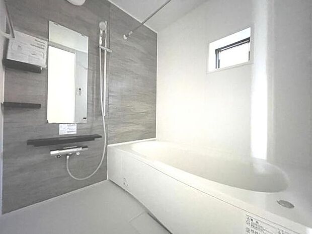 窓があり明るいお風呂スペース!心と身体をリフレッシュさせる癒しの空間でもあるバスルーム!浴室乾燥機付きです。