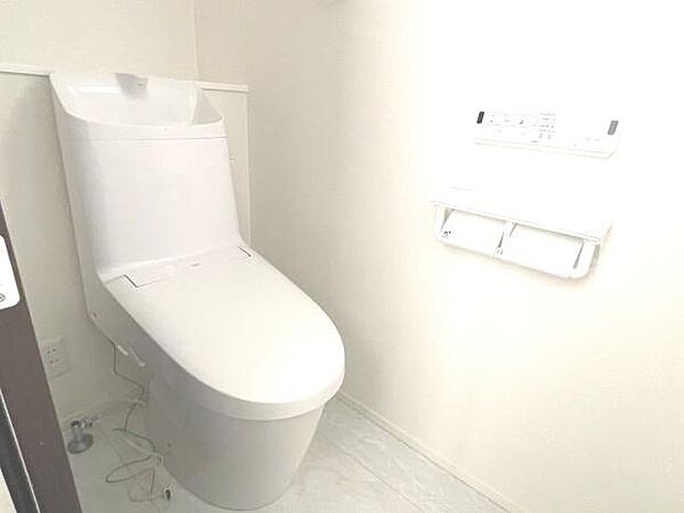 トイレは1階と2階にあります!いつでも快適に使える温水洗浄便座を設置!窓があり換気も十分行えます!