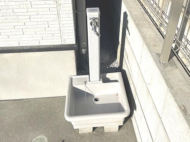 外水栓あり、お掃除やプランターの水やりなどにお使いいただけます。