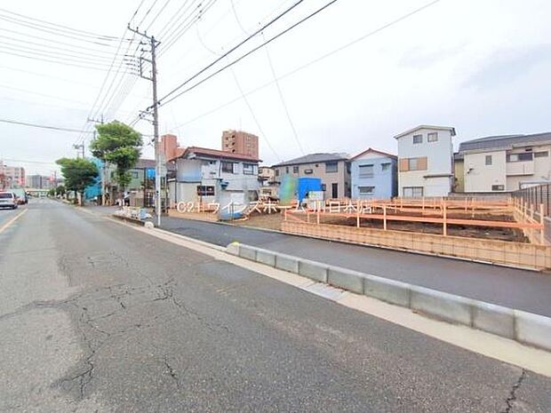 前面道路14.95ｍ（歩道含む）と広々していて駐車もしやすいです！アクセス良好です！