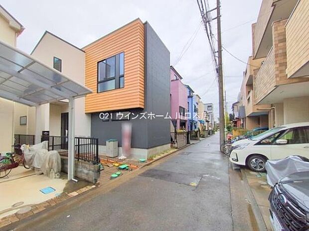 前面道路北側5m。小学校まで近くお子様の通学も安心です!徒歩圏内にスーパー、コンビニ、病院等が点在する快適な住環境!