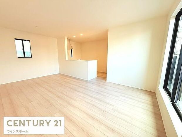 バルコニーへとつながる大きな窓から光が差し込むリビング！ダイニングとリビングを使い分けやすい間取り。風通しも良好で換気もしやすいです！