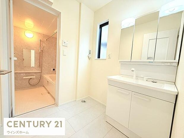 洗面室はゆとりある広さで毎朝の準備も快適です。洗面台収納には、お洗濯用品やスキンケア用品などしっかり収納できるようスペースも充実しています！窓があり換気も十分に行えます！