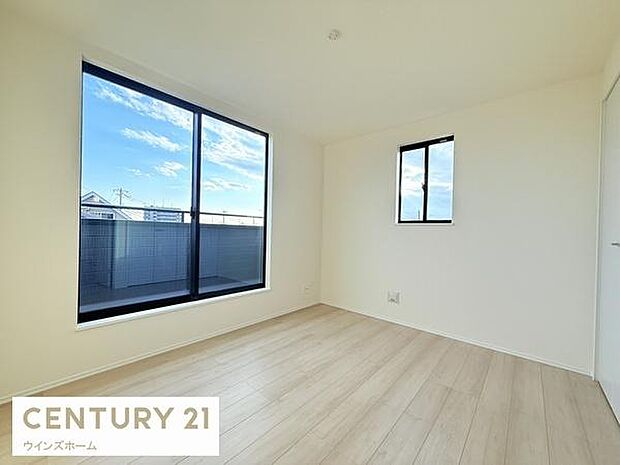 バルコニーに面し、採光良好で広々としています！クローゼット付き。お部屋すっきり快適な空間でくつろげます。