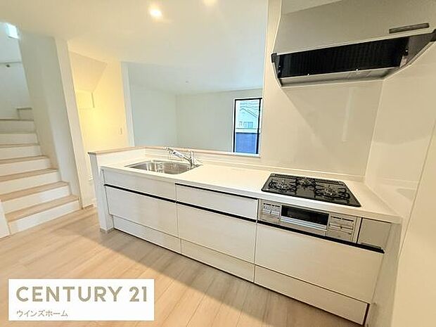 スタイリッシュなシステムキッチンは、収納力と機能性を兼ね備え、料理が楽しくなる空間。家事動線の良さも魅力です！