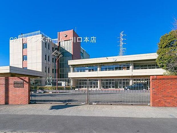川口市立里中学校まで1300m