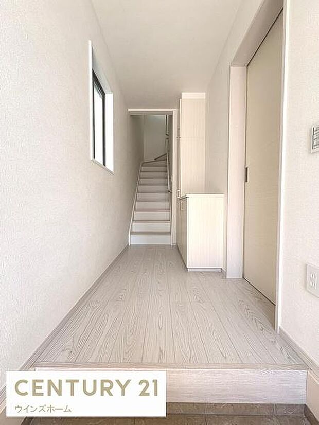 落ち着いた空間を演出しご家族や来客者を気持ちよく出迎える玄関。