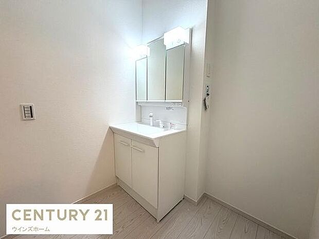 三面鏡付き洗面化粧台。合わせ鏡で後ろのスタイリングも快適。鏡の後ろは収納になっているので、細々したものを収納でき、スッキリとした洗面回りに。