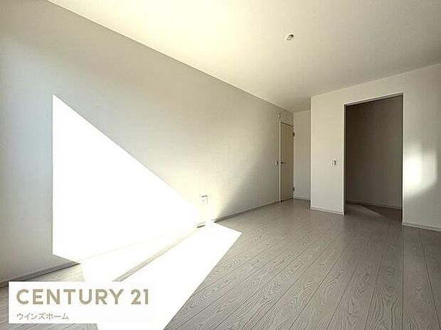 8帖のお部屋はバルコニーに面し採光良好で広々としています！ウォークインクローゼット付きで沢山の荷物をスッキリ収納できます！