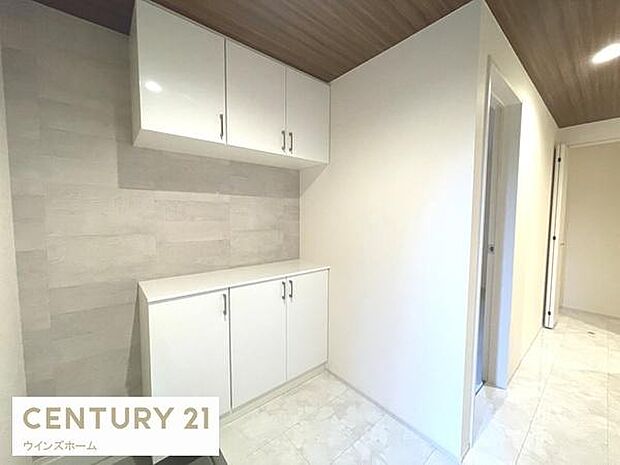 白を基調とした明るい玄関は、豊富な収納でスッキリと片付き、清潔感のある印象に。毎日の出入りが快適になる機能的な空間です。