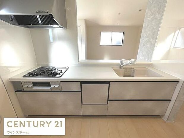 人気の対面式キッチンはリビング、ダイニングを一望できます！キッチンは作業スペースも広々しており収納にも困りません！