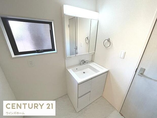 明るく清潔感のある三面鏡洗面化粧台を採用。浴室との動線もスムーズで、毎日の身支度が快適に。