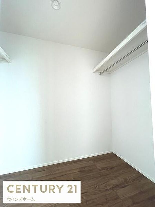 大容量のウォークインクローゼットが設置されており、収納スペース豊富です！