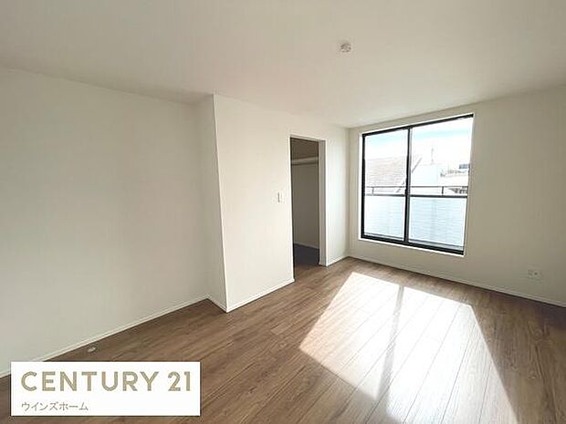 バルコニーに面した洋室7.62帖と広々。ウォークインクローゼット付き。お部屋すっきり快適な空間でくつろげます！